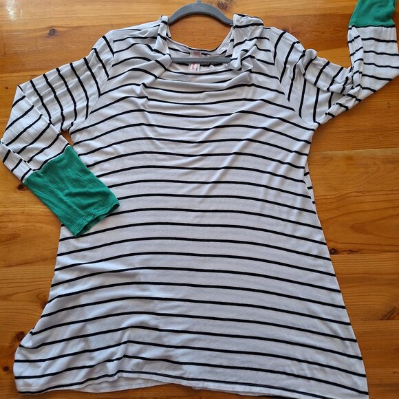 J Mode USA White and Black Striped Top with Green Quarter Sleeves - Picture 1 of 3